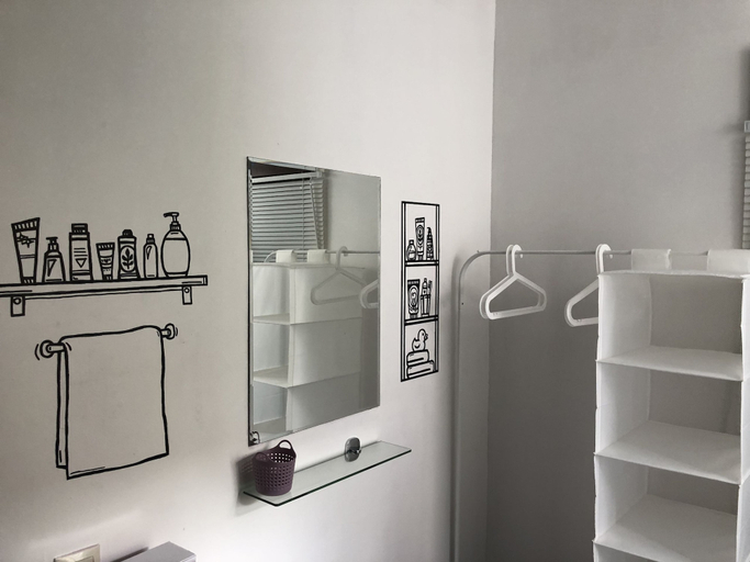 Bathroom 2, L-hotel, Northern