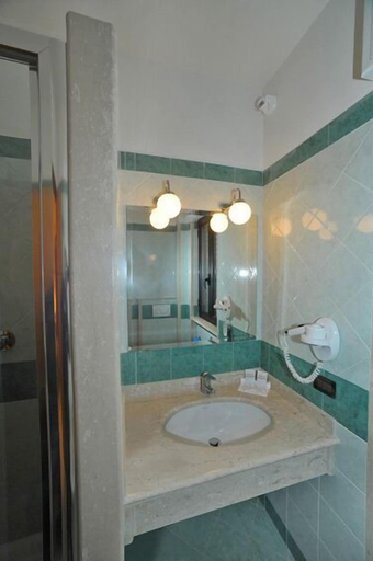 Bathroom 4, Hotel L'Aquila, Roma