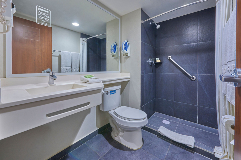 Bathroom 4, City Express by Marriott Tehuacan, Tehuacán