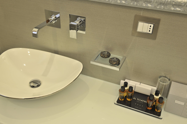 Bathroom 4, Al Theatro Palace, Venezia