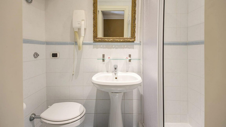 Bathroom 4, 939 Hotel, Rome