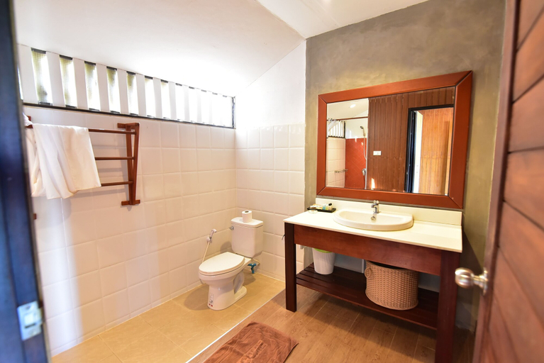 Bathroom 4, Koh Ngai Thanya Beach Resort, Ko Lanta