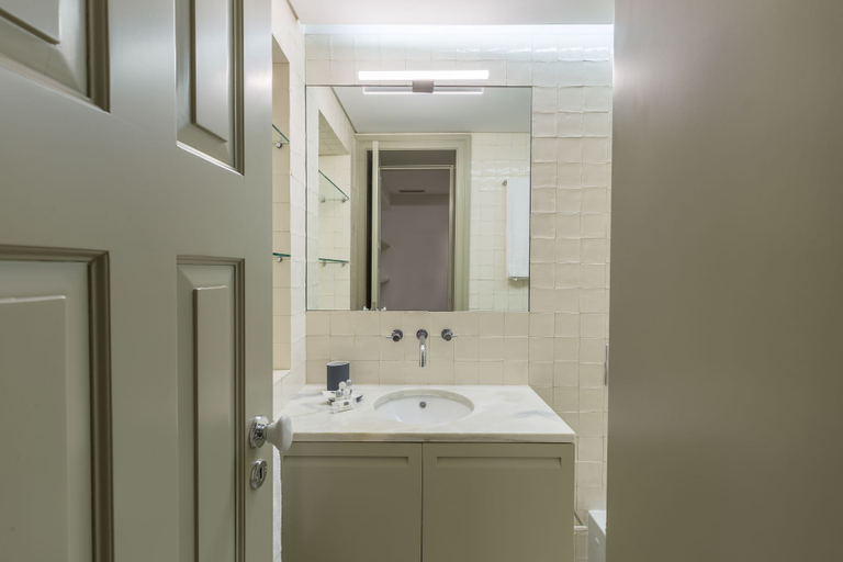 Bathroom 2, Casa Amarela, Porto