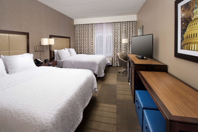 Bedroom 3, Hampton Inn & Suites Falls Church, Fairfax