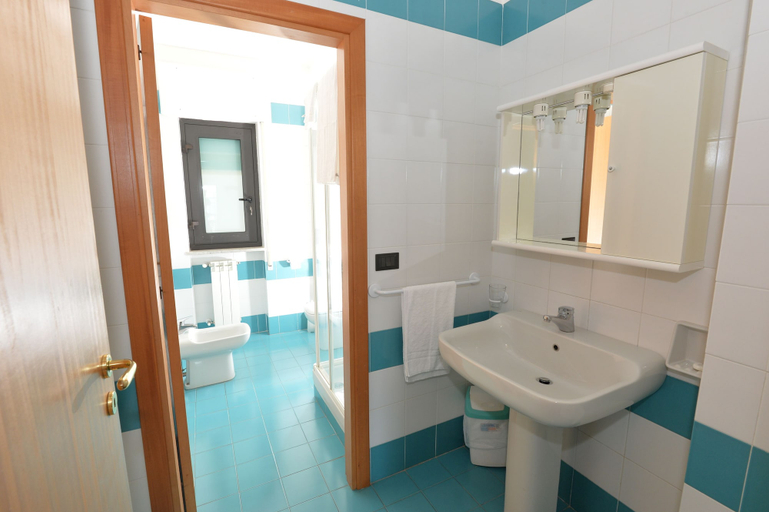 Bathroom 4, Residence Miramare, Napoli