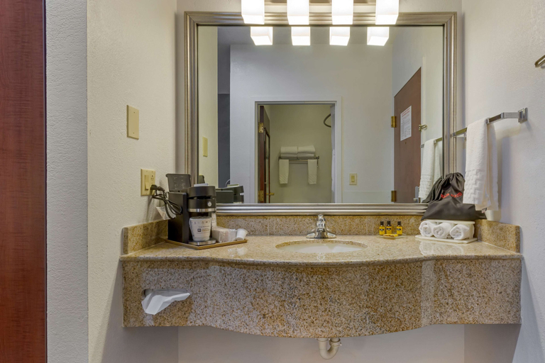 Bathroom 4, Best Western Plus South Hill Inn, Mecklenburg