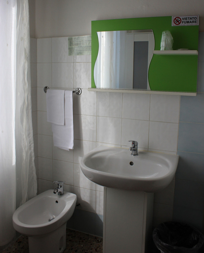 Bathroom 4, Albergo Moderno, Modena