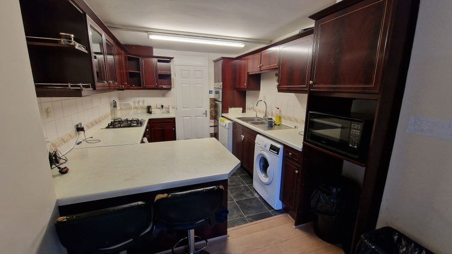 Others 4, Rooms with Shared Bath Kitchen Parking, Slough