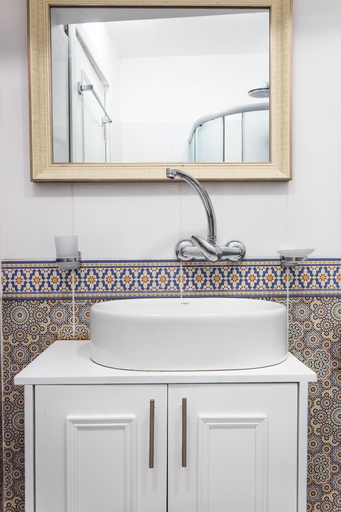 Bathroom 4, Cosy & Modern old city 3BR by Ahlan Hospitality