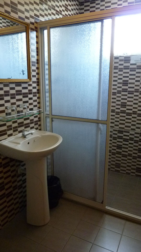 Bathroom 10