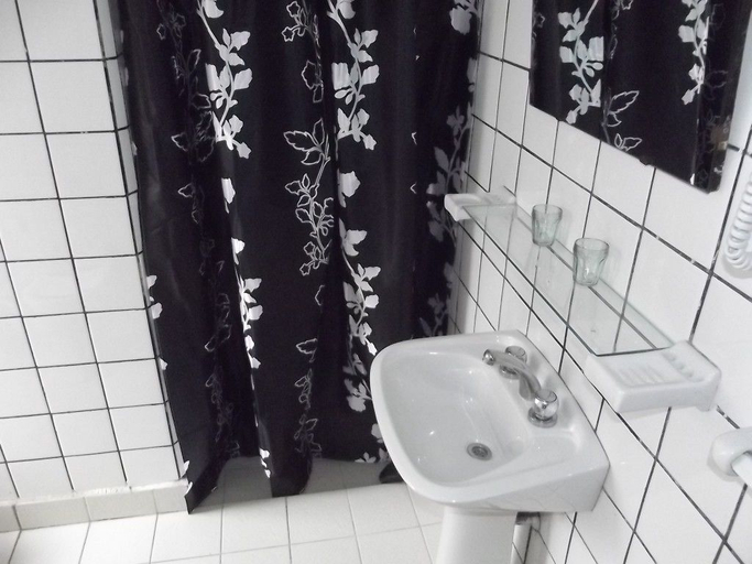 Bathroom, Hosteria Las Amapolas, Bariloche