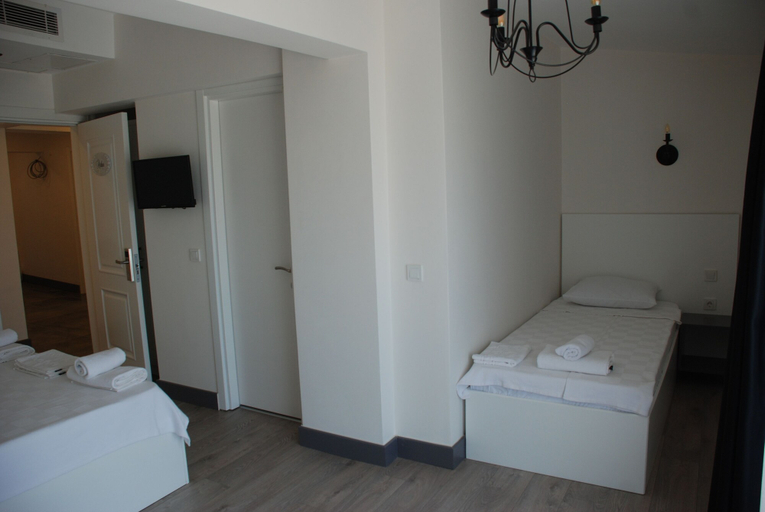 Bedroom 3, Victoria Hotel and Lounge, Foça