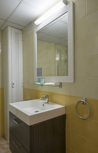 Bathroom 5, Hotel Rosamar Maritim, Girona