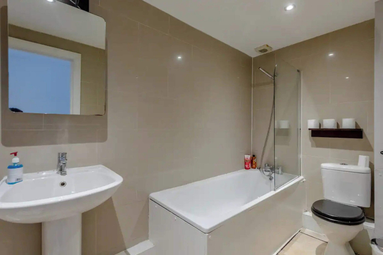 Bathroom 2, Bright & Contemporary 1BD Flat - Haggerston, London
