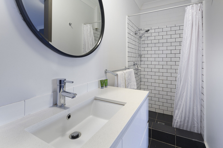 Bathroom 5, Harkham Lodge, Cessnock