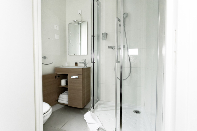 Bathroom 4, Hôtel Le Saint Louis, Somme