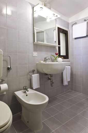 Bathroom 4, Hotel Cervetta 5, Modena