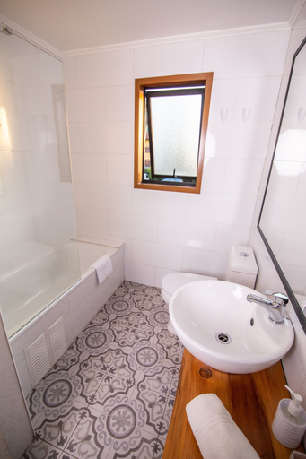 Bathroom 4, Luckys Hostel, Cautín