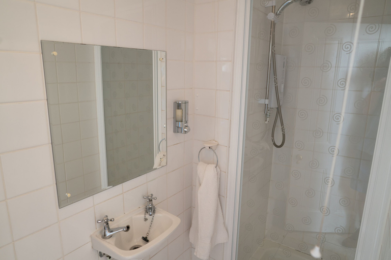Bathroom 4, Llandudno Hostel, Conwy