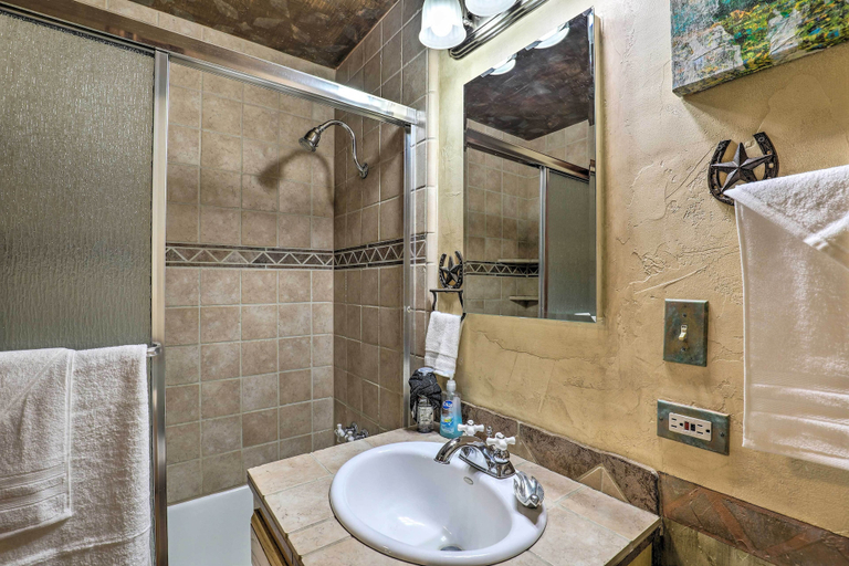 Bathroom 4, Swim Spa Access & Outdoor Kitchen! Tucson Home, Pima