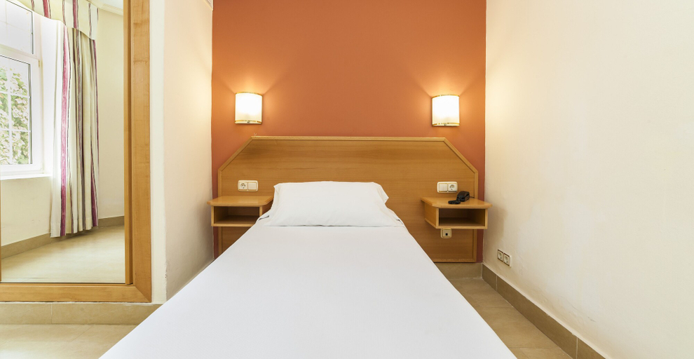 Bedroom 3, Globales Reina Cristina, Cádiz