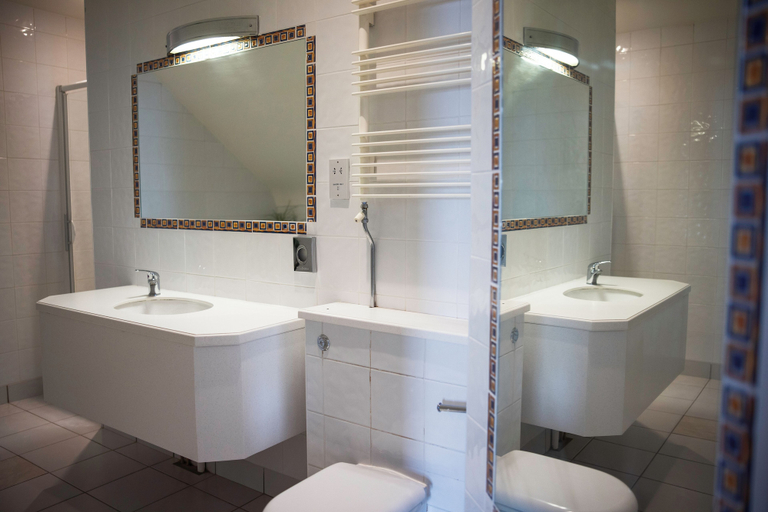 Bathroom 4, The Waters Edge