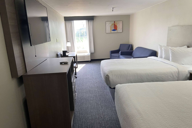 Bedroom 3, Days Inn & Suites by Wyndham Tahlequah, Cherokee