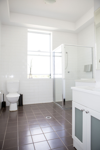 Bathroom 3, Revive Central Apartments, Temora