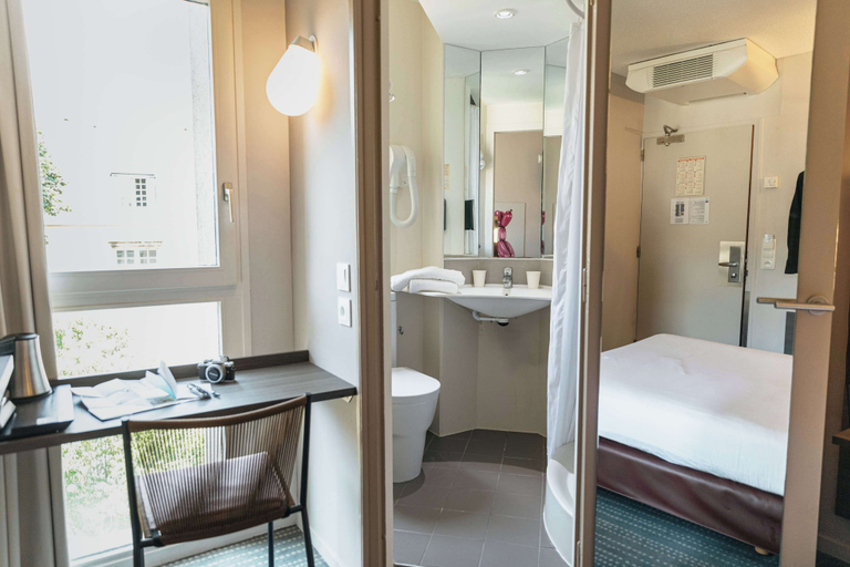 Bathroom 5, Hotel Kyriad Metz Centre, Moselle