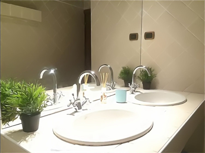 Bathroom 3, House Book, Verona