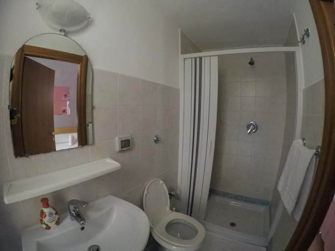 Bathroom 5, Român Holidays Hostel, Rome