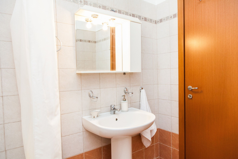 Bathroom 5, Spacious Apartment in Neos Kosmos, Attica