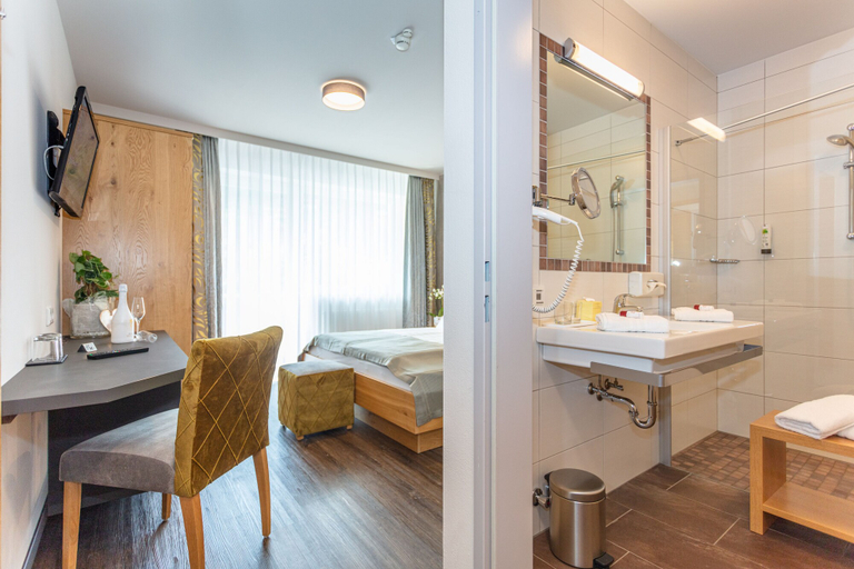 Bathroom 3, Hotel Almrausch, Zell am See