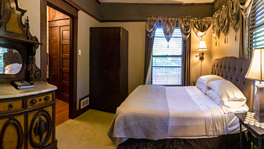 Bedroom, A Cowslip's Belle Inn, Jackson