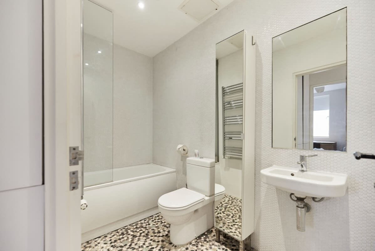 Bathroom 3, The Southwark Wonder - Charming 1bdr Flat With Patio, London