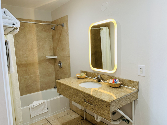 Bathroom 5, Escondido Inn, San Diego