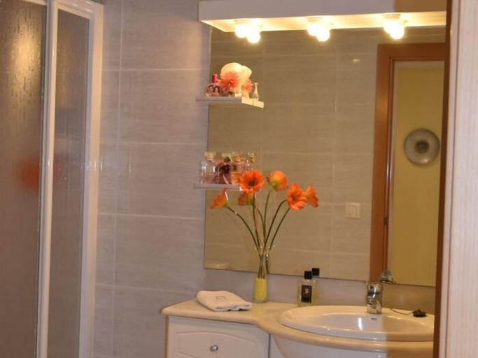 Bathroom 3, Apartamento Senya Salvi Baixos, Girona