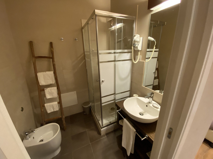 Bathroom 4, Salamureci, Trapani