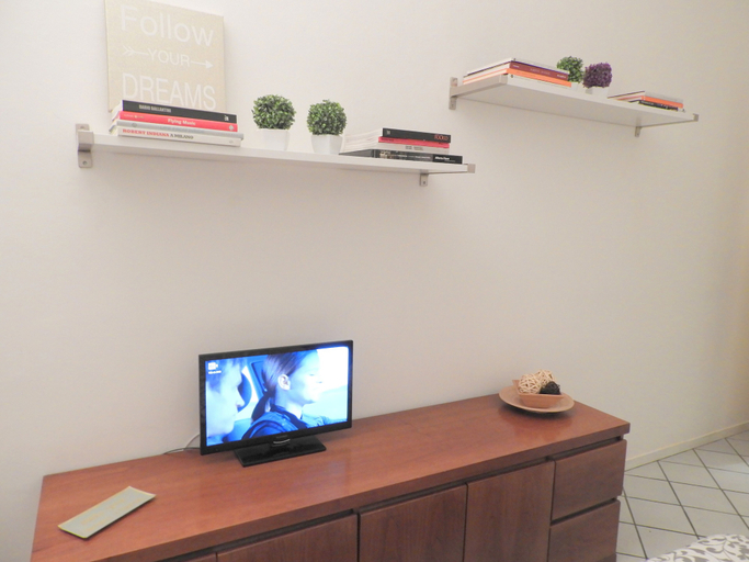 Television 5, Lovely 1 Bedroom Flat in Brera District, Milano