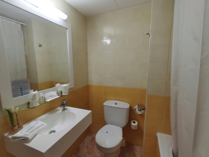 Bathroom 5, Hotel Rosamar Maritim, Girona