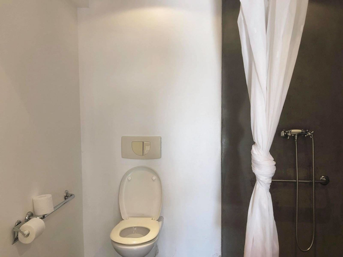 Bathroom 5, Le Pavillon Bleu, Gironde
