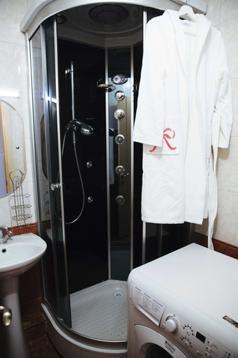 Bathroom 2, Funny Dolphins Apartments Dmitrovskaya, Northern
