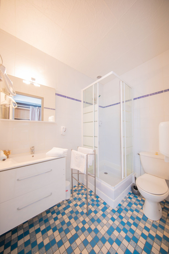 Bathroom 5, Land'Azur, Landes