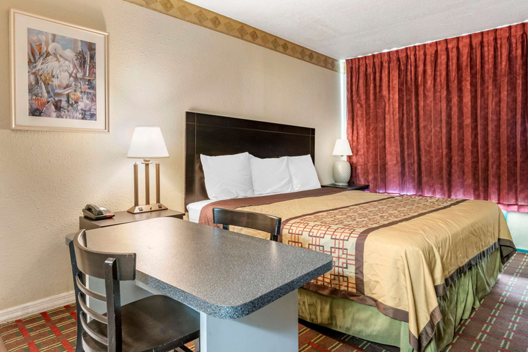 Bedroom 4, Rodeway Inn New Port Richey, Pasco