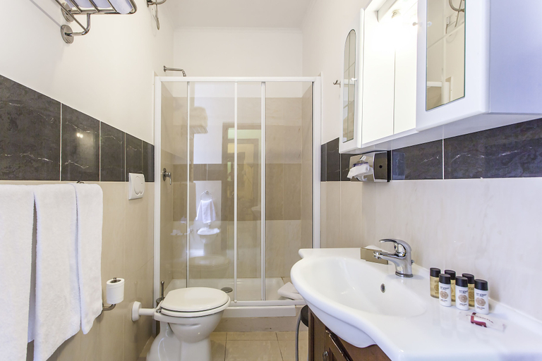 Bathroom 4, Hotel Regina Giovanna, Roma