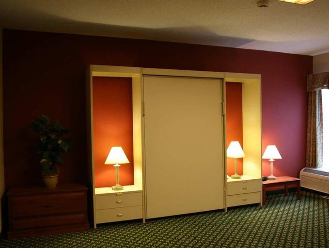Bedroom, Hampton Inn Concord/Bow, Merrimack