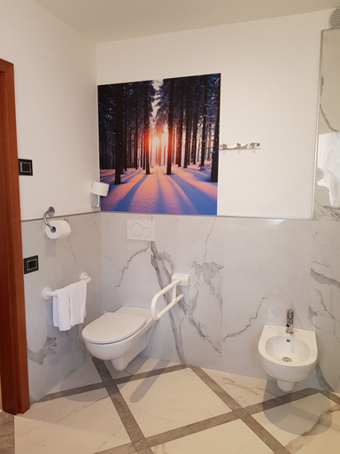 Bathroom 4, Hotel Moena, Trento
