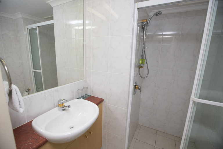 Bathroom 4, Springwood Tower Apartment Hotel, Springwood