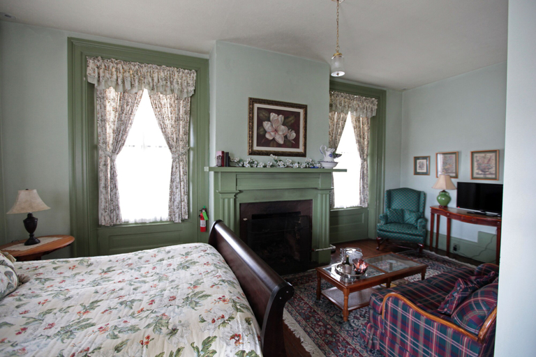 Bedroom 2, Lafayette Inn, Greene