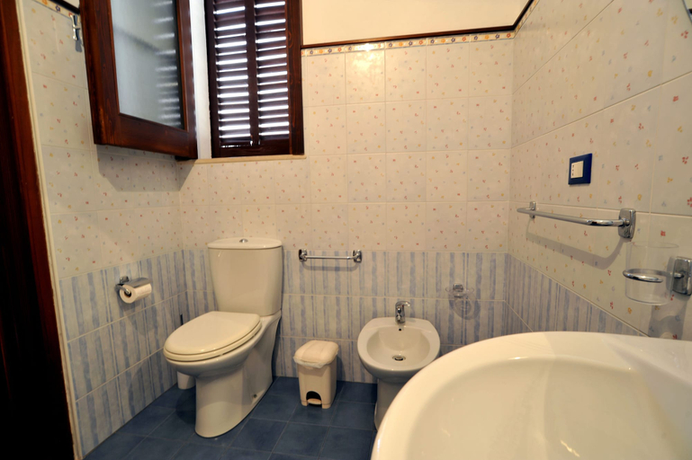 Bathroom 5, Il Giardino di Pietra, Syracuse